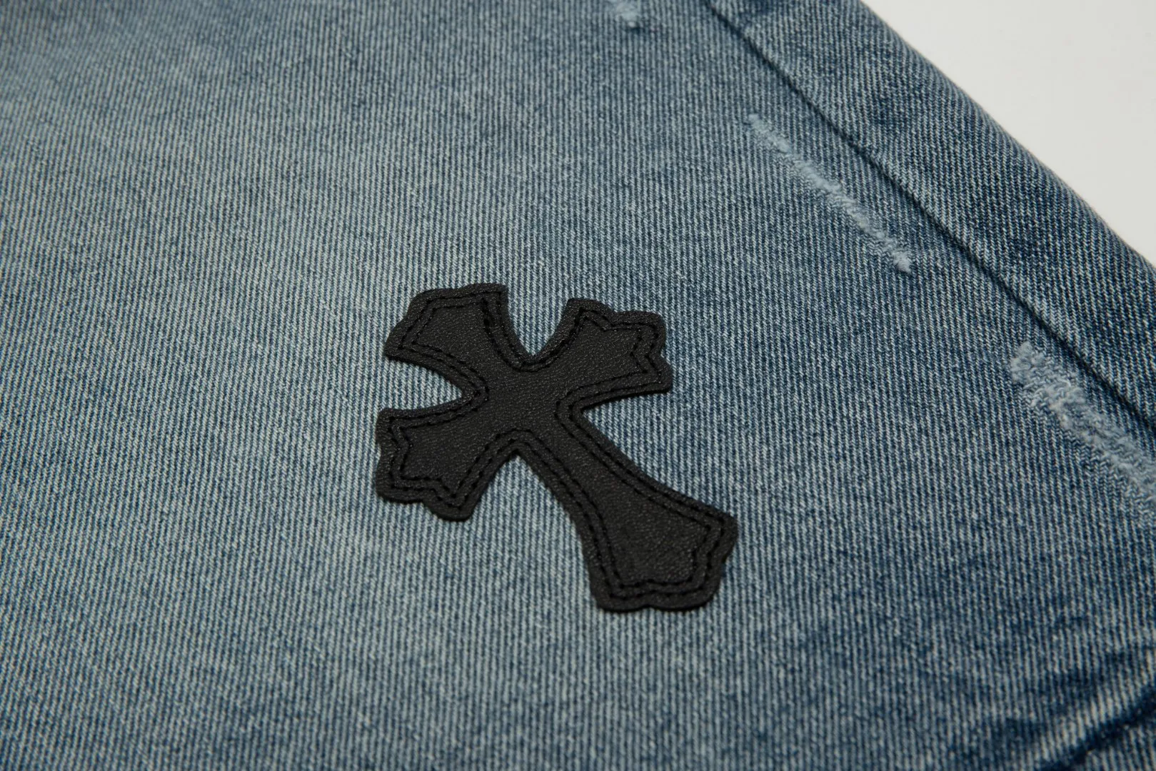 KE920#P180 The only correct leather label version on the market Chrome Hearts CH Cross embroidery distressed jeans Top ceiling quality 100% correct version The correct version is here!  Believe me this must be the best quality you will ever come across! ! Excellent value for money! !  Styles with different washes and textures are very friendly to people with thin legs and thick legs. The straight version is very flattering to the shape of the legs. The moderate length is timeless and easy to match. It is the basis of various styles and a must-have in the wardrobe! ! Add a little stacking to easily control the clean fit trend that has exploded this year. The fabric is stiff but also makes the upper body soft without losing texture. The sides and cuffs of some styles have a bone-wash effect. The vintage flavor pops up all at once. It’s really hard not to love it! ✅Correctly customize the Croxin metal leather label on the back panel. It is not sold directly with the cross on the finished jeans. 1:1 copying strives for excellence and the details are perfectly grasped. ✅The cross leather label is clear and smooth. Exquisite turning top craftsmanship. ✅Buttons, zippers and hardware are all customized versions of the Croxin LOGO. ✅High-cost washing process. Size: 28 30 32 34 36 (5 sizes)